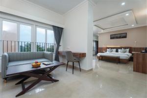 Giường trong phòng chung tại Himalayan Gateway -GTA, By Cilantro Collection