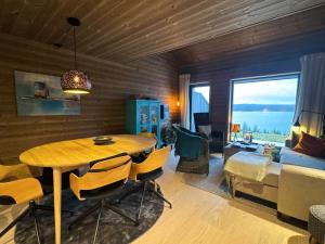 ein Esszimmer mit Tisch und Stühlen und einer Couch in der Unterkunft Moderne leilighet på Glomsrud Golsfjellet vest in Golsfjellet