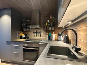 eine Küche mit Spüle und Herd und Spüle in der Unterkunft Moderne leilighet på Glomsrud Golsfjellet vest in Golsfjellet + 4 Fotos