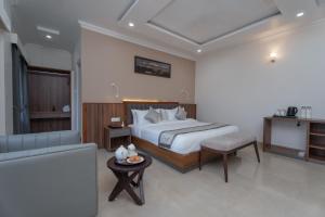 Giường trong phòng chung tại Himalayan Gateway -GTA, By Cilantro Collection +2 ảnh