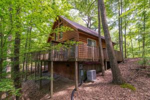 a cabin in the woods with a tree at Gorgeous View Cabin - in Red River Gorge KY in Slade +35 photos