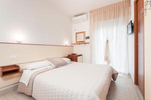 A bed or beds in a room at B&B Airone Cervia - Camere e Appartamenti