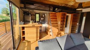 Χώρος καθιστικού στο TinyHousebeiDresden Über dem Wasser schwebendes winziges Häuschen Nähe Dresden Sächsische Schweiz