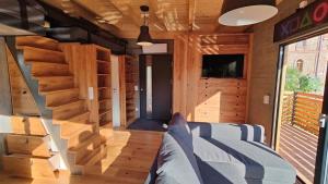 Ένα ή περισσότερα κρεβάτια σε δωμάτιο στο TinyHousebeiDresden Über dem Wasser schwebendes winziges Häuschen Nähe Dresden Sächsische Schweiz