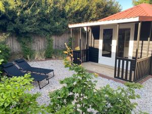 Κήπος έξω από το Van Egmond suites Mr Blue Sky