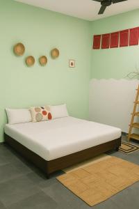 a bed in a room with plates on the wall at Vin's Villa & caffe in Bīr