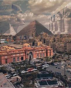 Ansicht einer Stadt mit einem Gebäude und einer Pyramide in der Unterkunft swiss tahrir hotel in Kairo