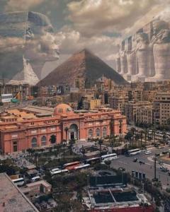 Ansicht einer Stadt mit einem Gebäude und einer Pyramide in der Unterkunft swiss tahrir hotel in Kairo + 1 Foto