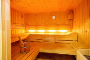 a sauna with a tub and a bucket in it at Ferienanlage La Gerbia in Cannobio