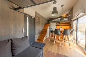 Posezení v ubytování TinyHousebeiDresden Zwischen den Teichen und auf der Pferdekoppel Kaminofen Terrasse Klimaanlage