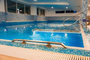 Bazén v ubytování Amazing Studio with Panoramic View, Parking & Pool nebo v jeho okolí