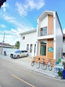 a building with three bikes parked outside of it at ศรีทองคูณ เชียงคาน ซอย4 in Chiang Khan