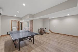 Hike In Hike Out - Anchor Point in RRG في Rogers: غرفة فارغة فيها طاولة بلياردو