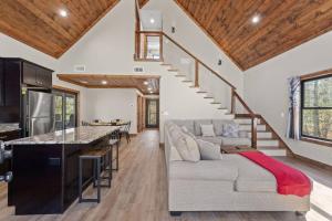 Hike In Hike Out - Anchor Point in RRG في Rogers: غرفة معيشة مع أريكة ومطبخ +21 صورة