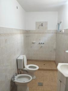 サンタ・ロサ・デ・カラムチタにあるLa Casa de Elisaのトイレと洗面台のあるバスルーム