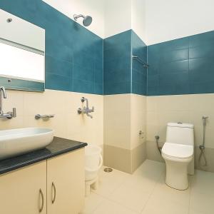 Un baño con lavabo, inodoro y espejo. en River Grand Hotel - Best Property of Mussoorie 2024-25, en Mussoorie