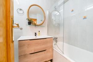 Et badeværelse på Sierra Nevada Ski Slope Lodge - Free parking