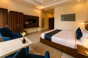 Una habitación de hotel con una cama y un televisor. en River Grand Hotel - Best Property of Mussoorie 2024-25, en Mussoorie 48 fotos más