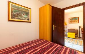 a bedroom with a bed and a sliding door at Ferienhaus Nina mit Whirpool by Villas Guide in Selce