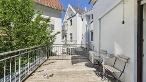 ルートヴィヒスブルクにあるシティ ホテルのバルコニー(テーブル、ベンチ付)