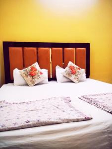 Ένα ή περισσότερα κρεβάτια σε δωμάτιο στο "Om Sadan" Home Stay Ayodhya Dhaam