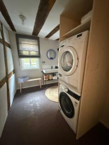 a washer and dryer in a small room at Zur Traube - blau in Erbach im Odenwald