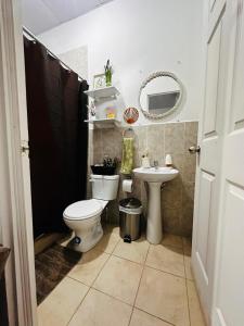 un baño con inodoro y lavabo en Sunzal Loft, WSL Ecovilla Surfing, en El Sunzal