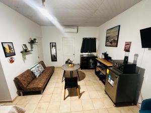 una sala de estar con un sofá y una mesa en Sunzal Loft, WSL Ecovilla Surfing, en El Sunzal