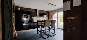 Una cocina o kitchenette en Vakantiehuisje Meerland43