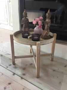 a small table with flowers on top of it at Historisches Designer Loft Nähe Waldorfer Höfe in Ochtendung