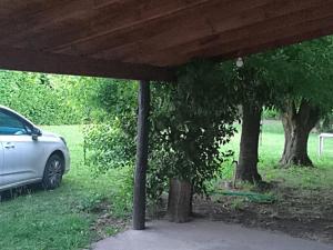 サンタ・ロサ・デ・カラムチタにあるLa Casa de Elisaの野原の2本の木の隣に駐車された車