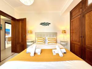 ヴィラモウラにあるVilmaoura Brightness Apartment 1 with Pool by Homingのベッドルーム1室(大型ベッド1台、黄色と白の枕付) +25枚の写真