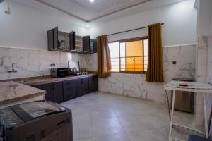 een keuken met een spoelbak en een raam bij Residence Fakir in Dakhla +34 foto's