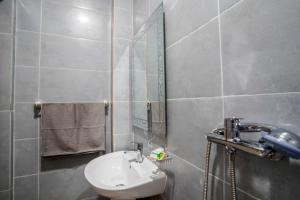 een badkamer met een wastafel en een spiegel bij Residence Fakir in Dakhla