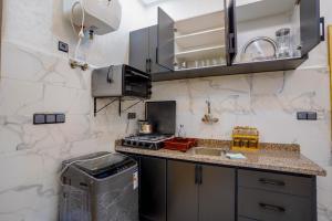 een keuken met een spoelbak en een aanrechtblad bij Residence Fakir in Dakhla