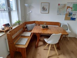 OberhundemにあるFerienwohnung Richterのダイニングルーム(木製テーブル、ベンチ付)