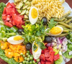 布马伦Hotel Atlas Gorge Dades的盘子里的鸡蛋和蔬菜沙拉