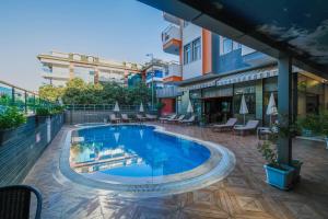a swimming pool on the side of a building at Cleopatra King Apart in Alanya