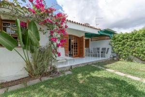 マスパロマスにあるWonderful Bungalow in Maspalomasの庭から見た家の眺め