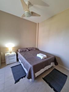 a bedroom with a bed and a ceiling fan at Apartment 202 Farol de Santa Marta in Laguna