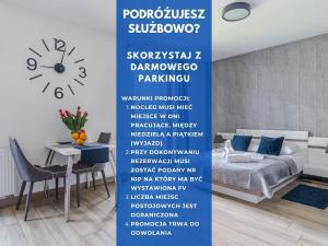 Habitación con cama y pared con reloj en Hopfen by Little Heaven - Wyspa Spichrzów, en Gdansk