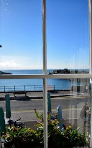 una ventana con vistas al océano en Crown hotel en Portpatrick
