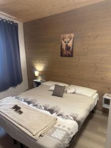 a bedroom with a bed in a wooden wall at Appartamento vacanze Piazza in Fondo