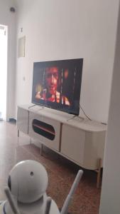 Un televisor de pantalla plana sobre una mesa. en Hostel Barra 163, en Salvador 14 fotos más