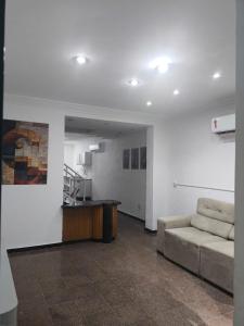 una sala de estar con un sofá y una mesa en Hostel Barra 163, en Salvador
