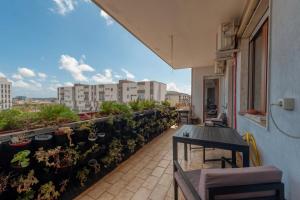 un balcone con piante in vaso su un edificio di Book house a Lecce a Lecce