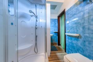 un bagno con doccia e WC di Book house a Lecce a Lecce Altre 57 foto