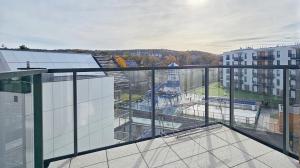 un balcon avec vue sur un immeuble dans l'établissement HolidayHomePL Bel Mare F402 z balkonem, à Międzyzdroje
