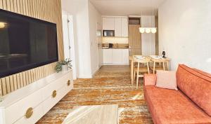 un salon avec un canapé et une table dans l'établissement HolidayHomePL Bel Mare F402 z balkonem, à Międzyzdroje