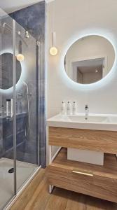 une salle de bain avec lavabo et douche dans l'établissement HolidayHomePL Bel Mare F402 z balkonem, à Międzyzdroje